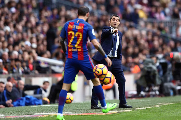 Ernesto Valverde gives instructions to his players