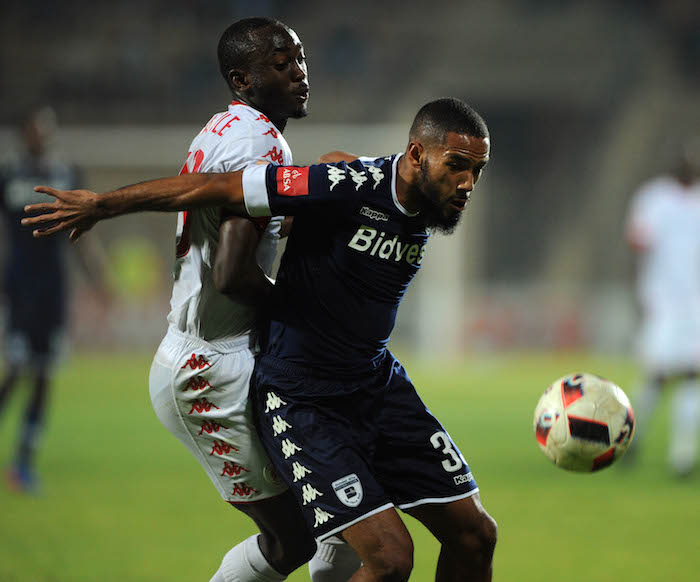 Peter Shalulile challenges Reeve Frosler for the ball