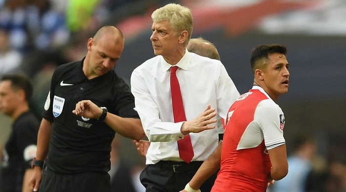 Arsenal's Arsene Wenger and Alexis Sanchez