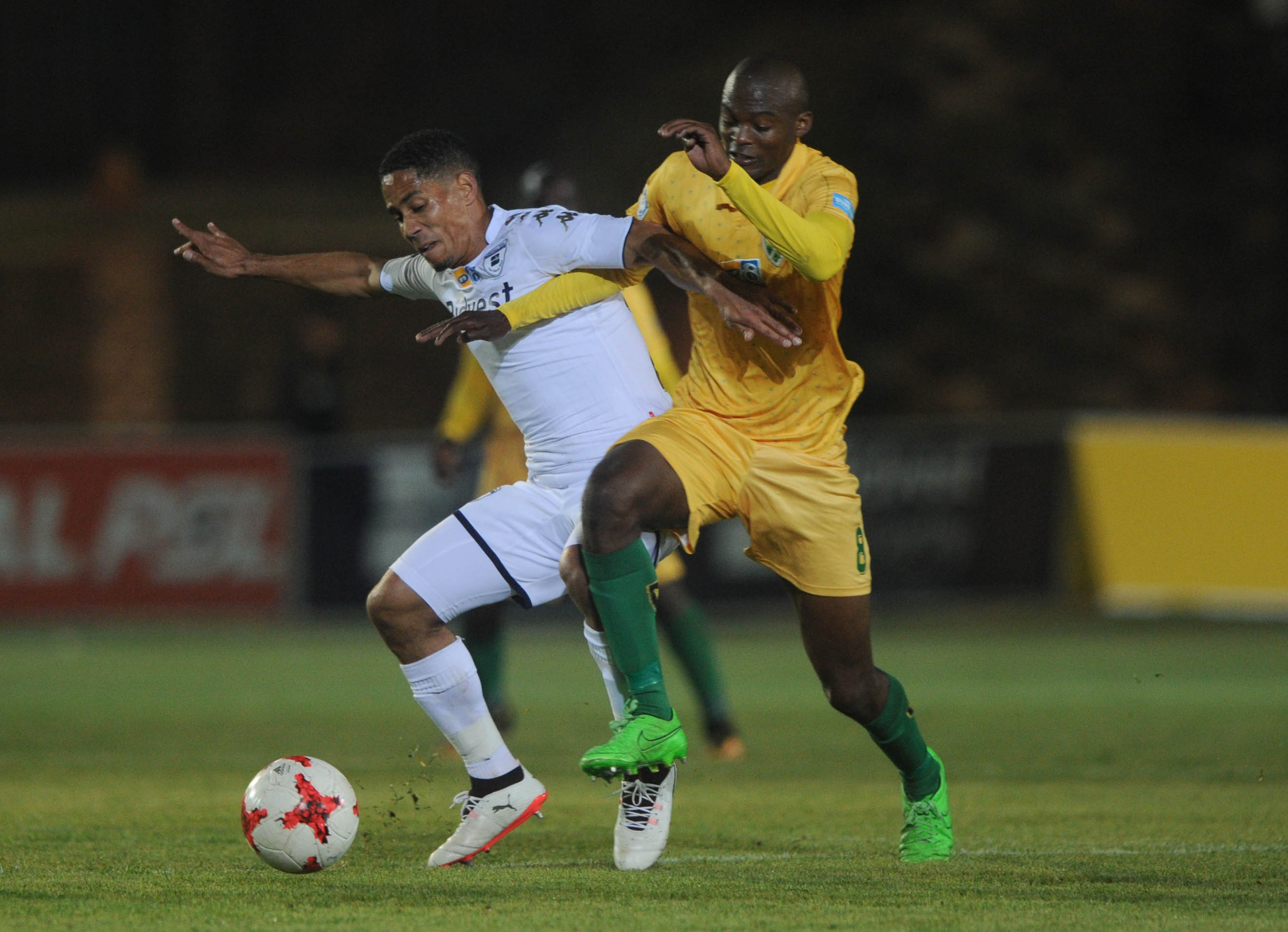 Steven Pienaar is challenged by Nkanyiso Cele