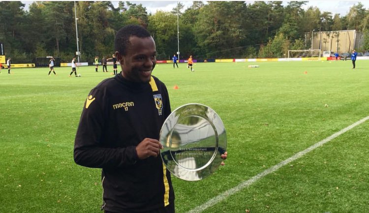 Vitesse midfielder Thulani Serero