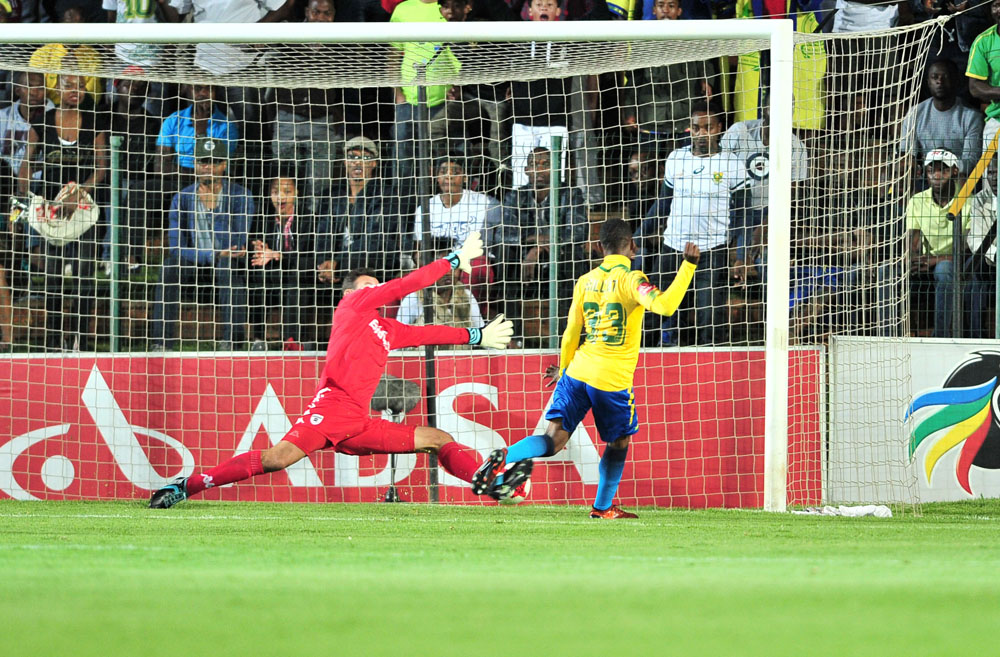 Khama Billiat scores a goal pass Darren Keet