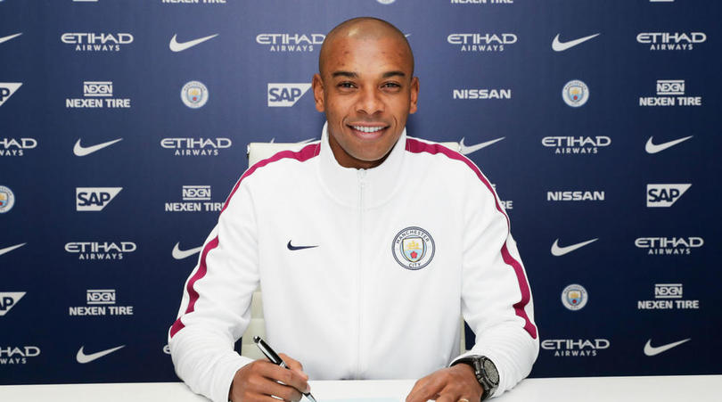 Fernandinho signing new Manchester City deal