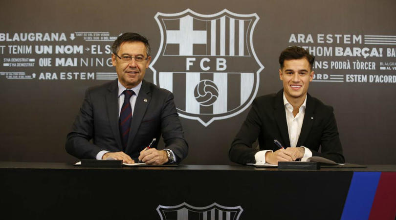 Philippe Coutinho signing his Barcelona contract