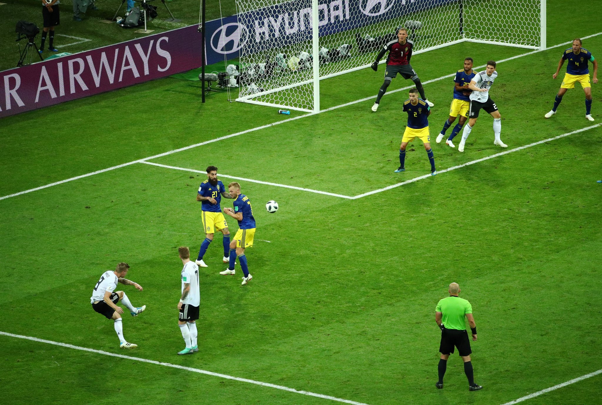 Toni Kroos nets a late winner against Sweden