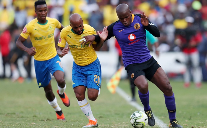 Oupa Manyisa of Mamelodi Sundowns challenges Willard Katsande of Kaizer Chiefs