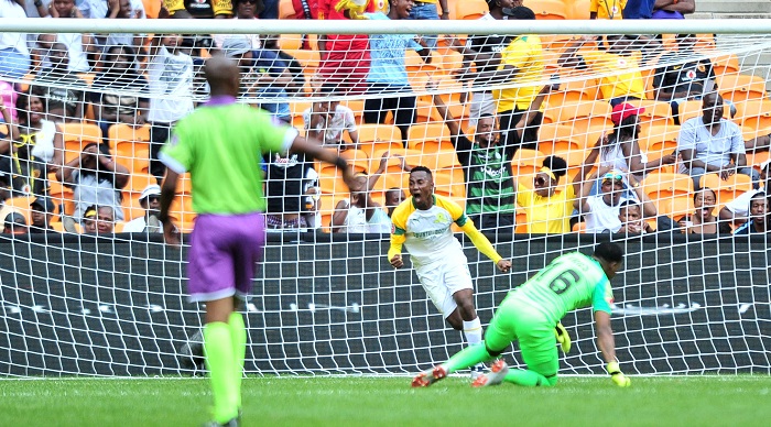 Lebohang Maboe of Mamelodi Sundowns and Virgil Vries of Kaizer Chiefs