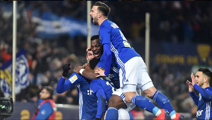 Lebo Mothiba celebrates with his Strasbourg teammates