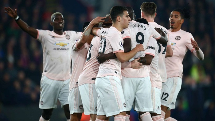 Romelu Lukaku celebrates with his Manchester United teammates