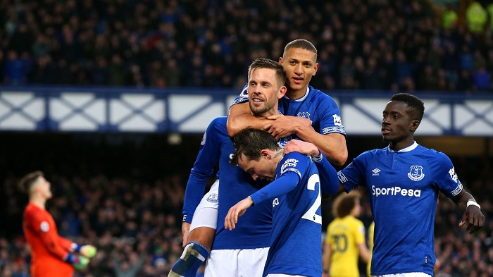 Everton player celebrate after going 2-0 up against Chelsea