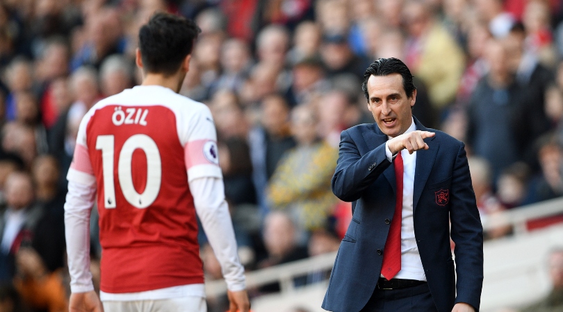 Arsenal manager Unai Emery speaks to Arsenal's Mesut Ozil