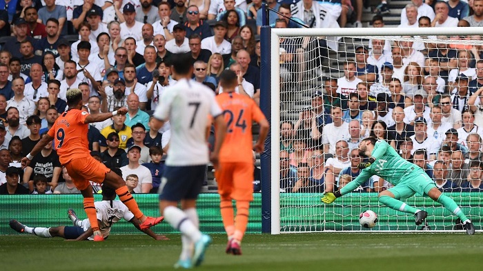 Joelinton scoring against Spurs keeper Hugo Lloris