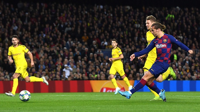 Antoine Griezmann of FC Barcelona scores his team's third goal